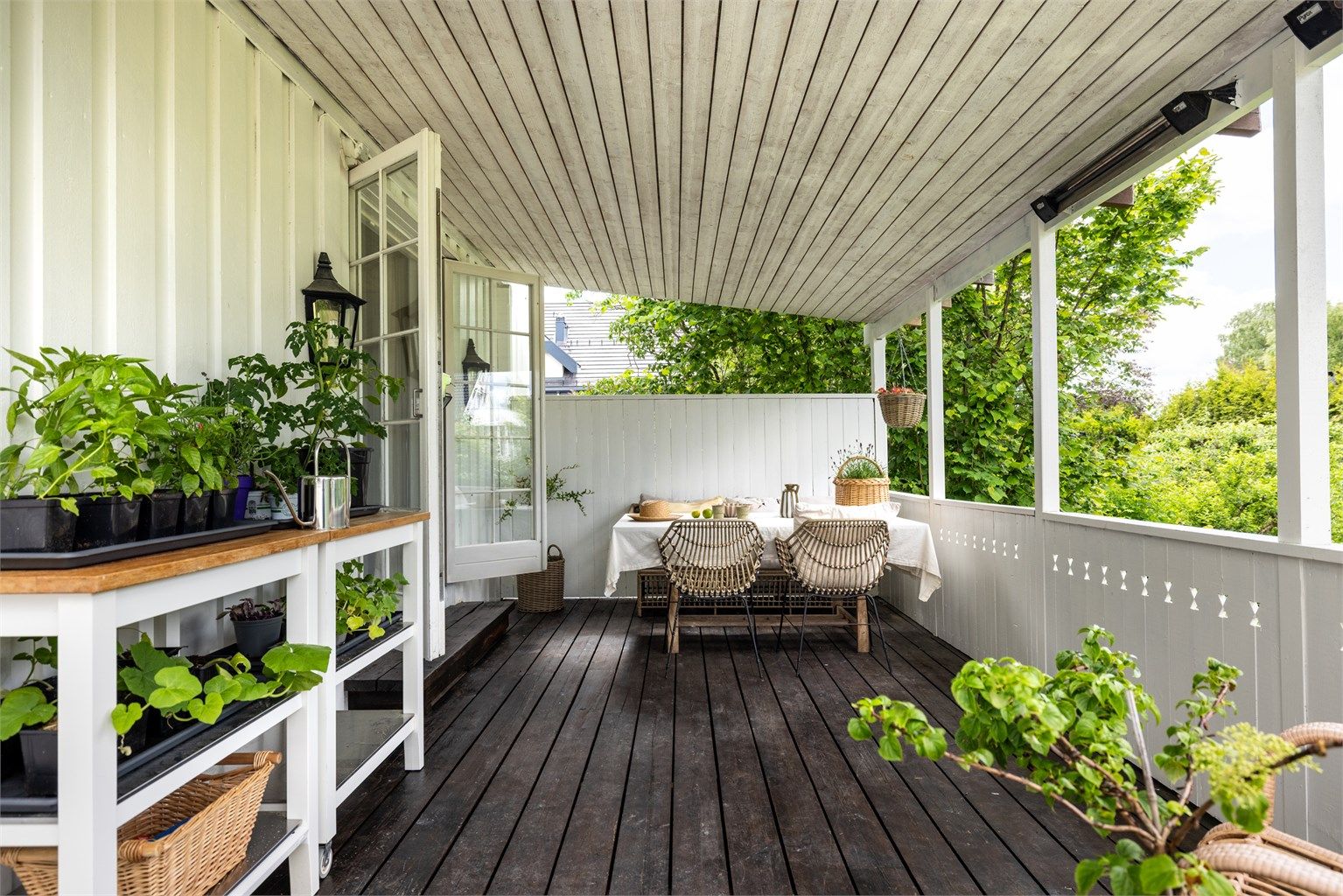 Terrassen er delvis overbygget, noe som gir ly for vær og vind.