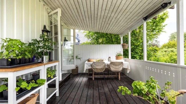 Terrassen er delvis overbygget, noe som gir ly for vær og vind.