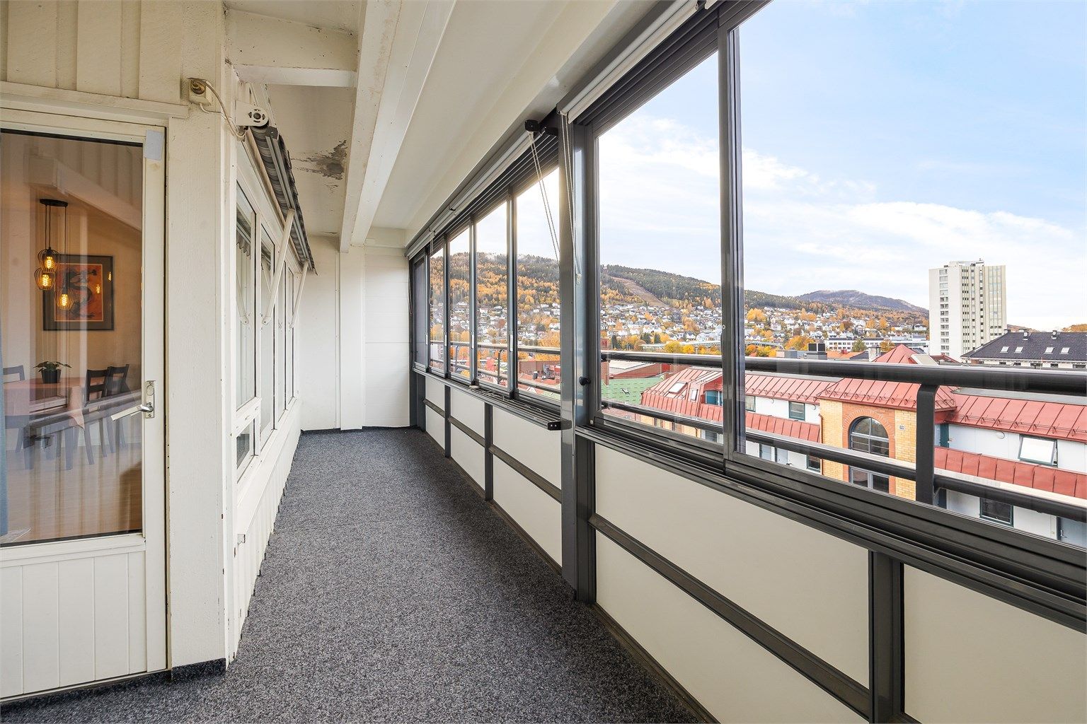 Fra stuen er det utgang til en innglasset balkong fra 2020 på 13 kvm.