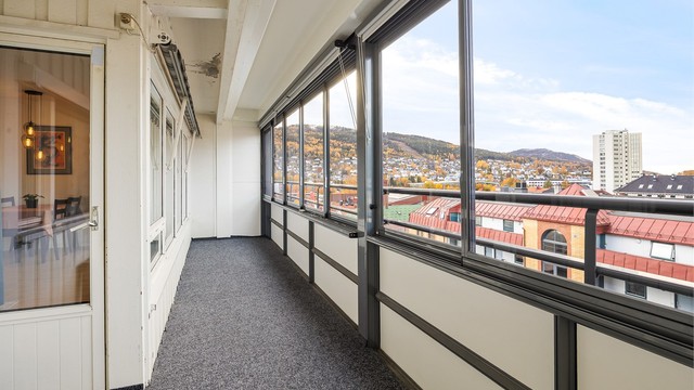 Fra stuen er det utgang til en innglasset balkong fra 2020 på 13 kvm.