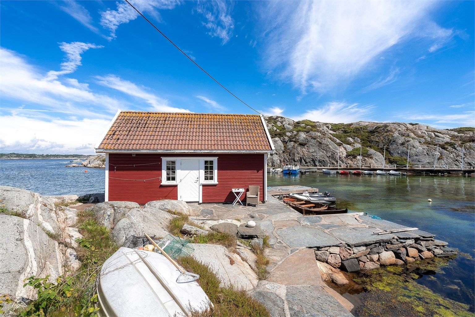 Tomten er svært romslig på rett i underkant av 4 mål. Her er det rikelig med boltreplass for store og små. I tillegg til Kanonbåtsbrygga/dypvannsbrygga, er det her ved annekset bryggeplass og bademuligheter. 