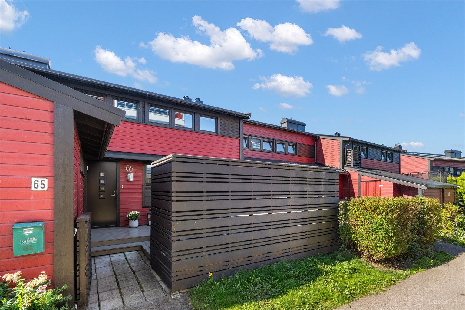 Velkommen til Jordbærveien 65 - et solrikt og innbydende rekkehus med attraktiv beliggenhet i et rolig og barnevennlig område på Nordstrand! 
Foto: Løvås Foto