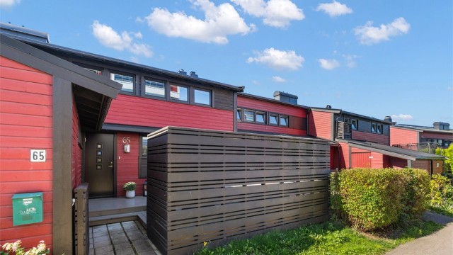 Velkommen til Jordbærveien 65 - et solrikt og innbydende rekkehus med attraktiv beliggenhet i et rolig og barnevennlig område på Nordstrand!
Foto: Løvås Foto