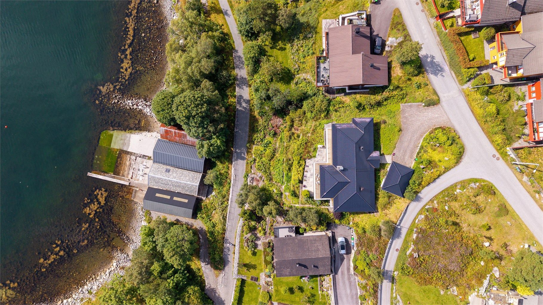 Den populære turstien "Fjordstien" går like nedenfor eiendommen.