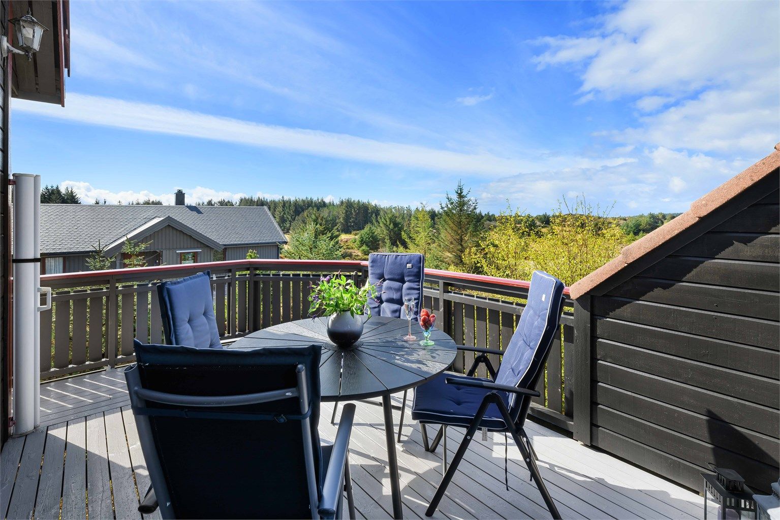 Hyggelig uteområde hvor man kan nyte middagen i finværet.