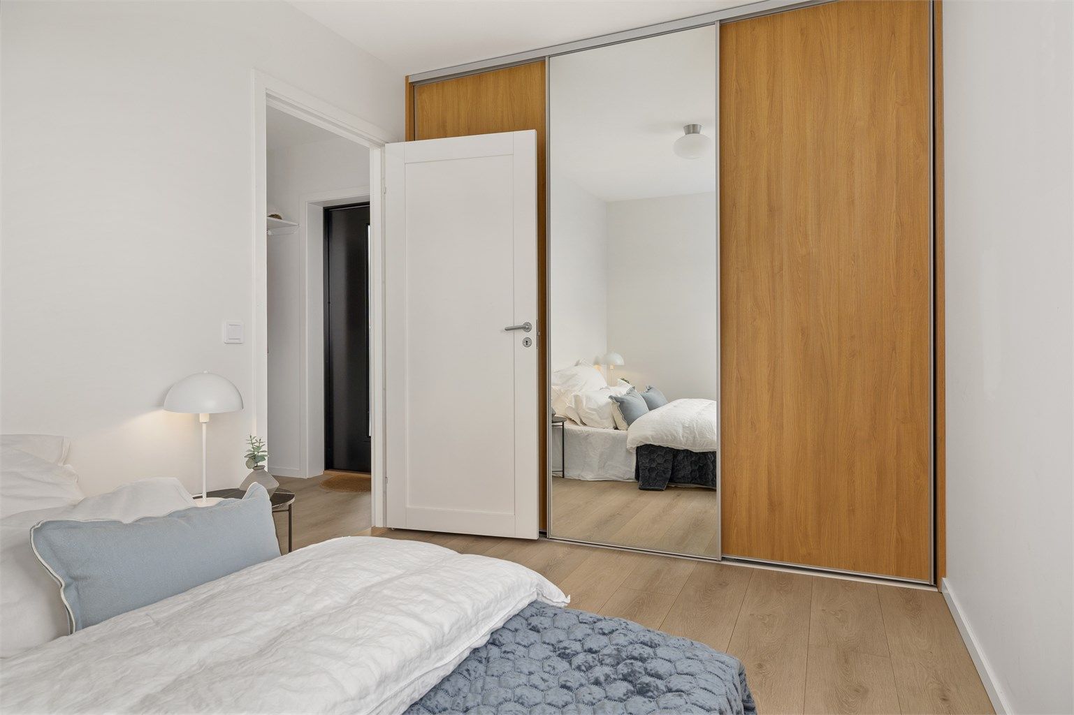 Romslig skyvedørsgarderobe med speilfronter.