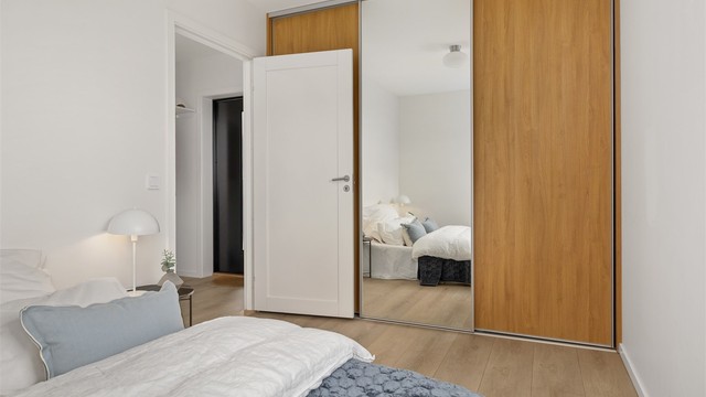 Romslig skyvedørsgarderobe med speilfronter.