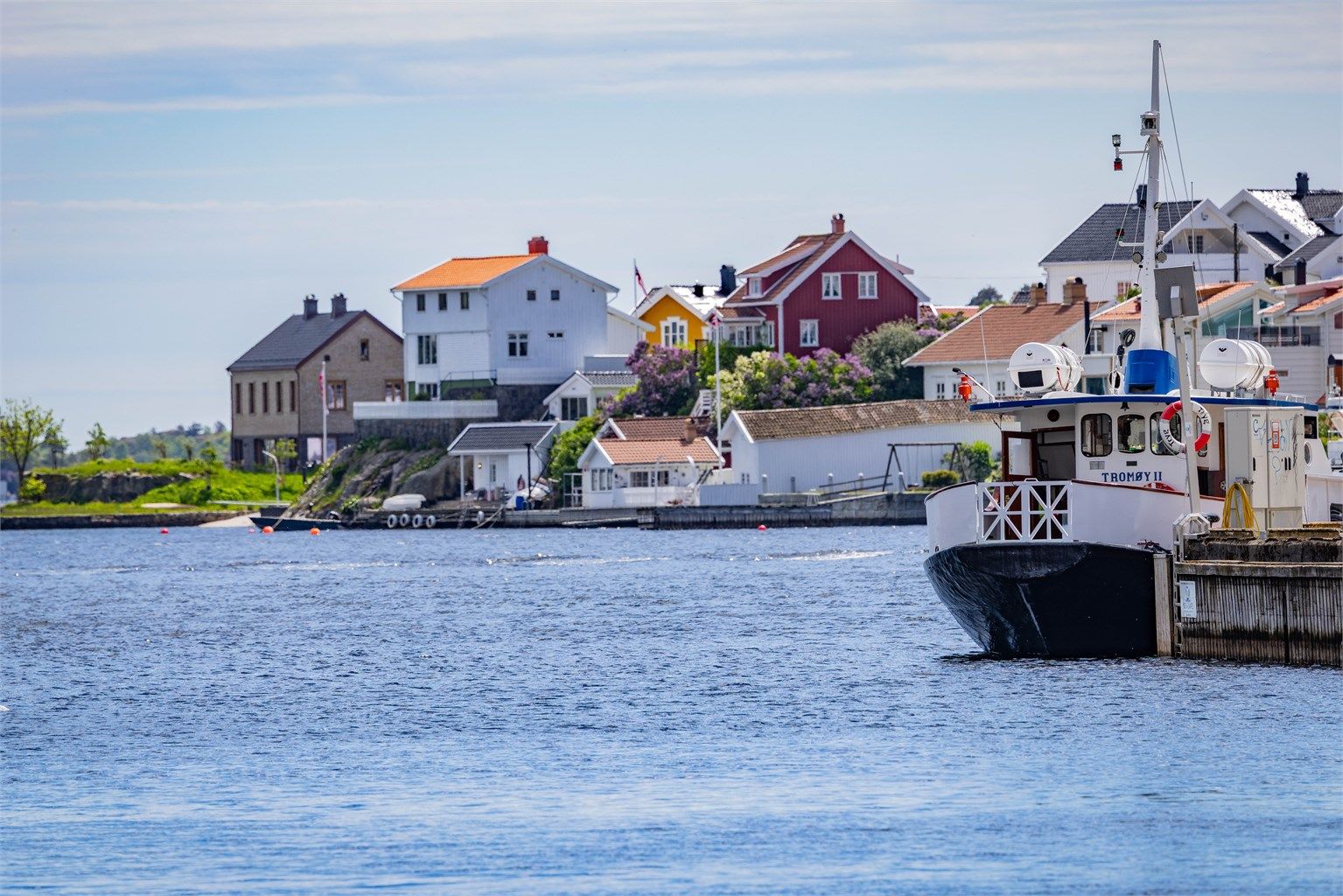 Fra sentrum går det fergeforbindelse til de omkringliggende øyene.