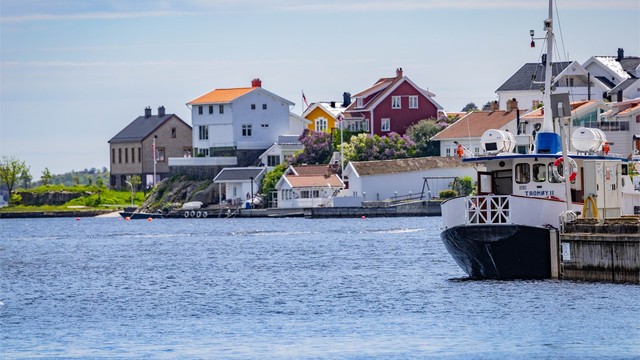 Fra sentrum går det fergeforbindelse til de omkringliggende øyene.