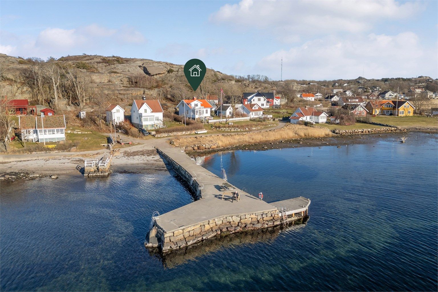  Velkommen til Treideneveien 34 - Felles barnevennlig strand med fine bademuligheter og en stor fellesbrygge med tinglyst båtplass og egen registrert bøye.