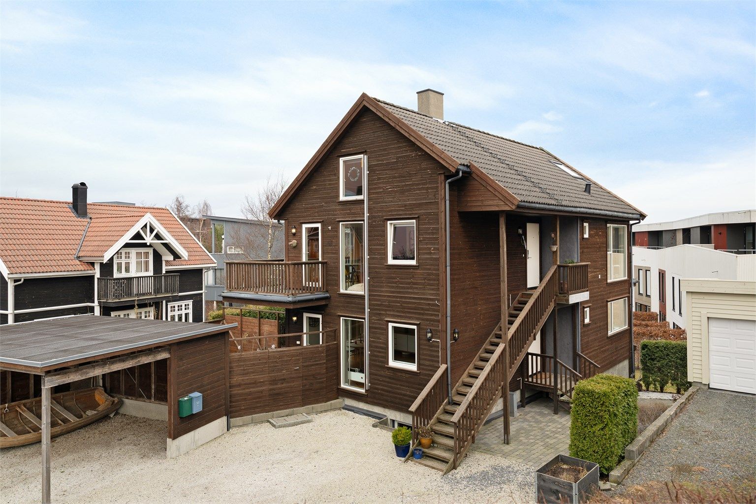 Leilighet (1. etasje + kjeller). Parkering i carport. God uteplass. 