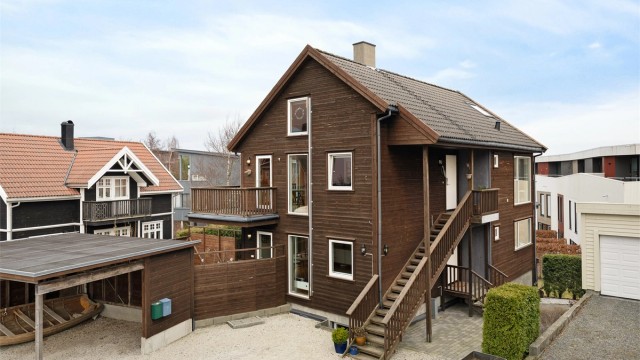 Leilighet (1. etasje + kjeller). Parkering i carport. God uteplass.