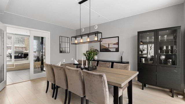 Oppholdsrommet har god plass for spisebord