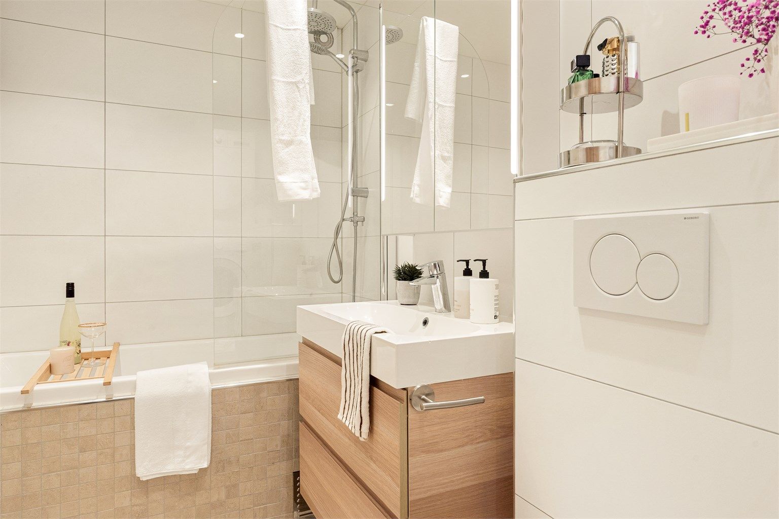 - Innredet med badekar -