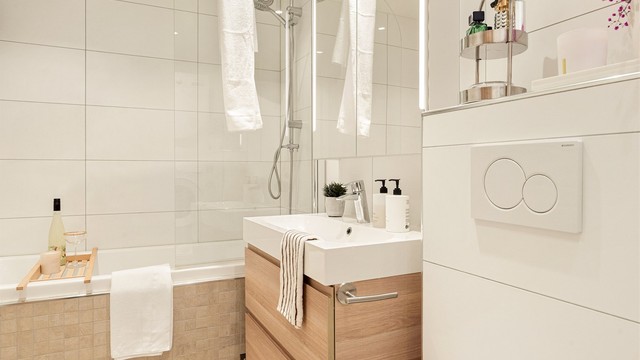 - Innredet med badekar -