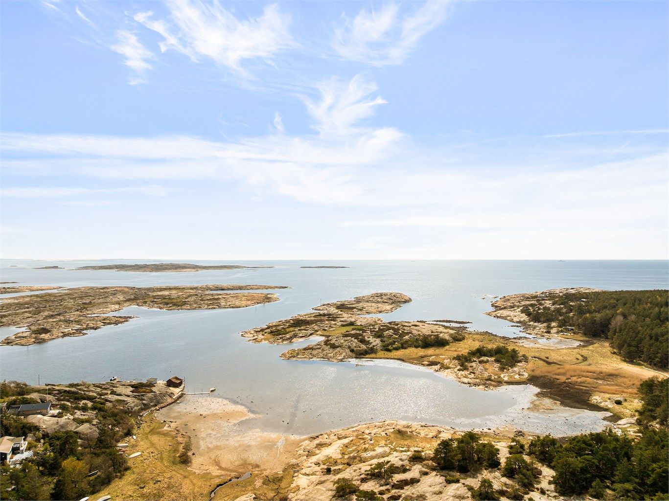 Eiendommen ligger tett på Ytre Hvaler Nasjonalpark, landets første i sitt slag og et av de viktigste områdene for friluftsliv i Oslofjorden.