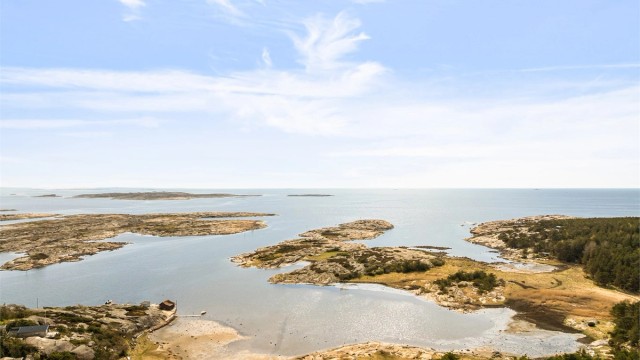 Eiendommen ligger tett på Ytre Hvaler Nasjonalpark, landets første i sitt slag og et av de viktigste områdene for friluftsliv i Oslofjorden.