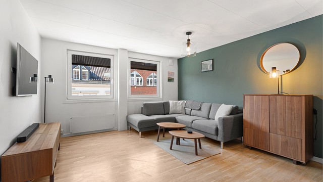 Videre er det plass til sofgruppe og tv-seksjon med tilhørende møblement.