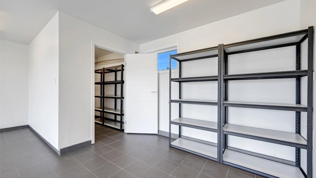 Inne i garasjen er det etablert en praktisk, separat bod for ekstra lagringsplass.