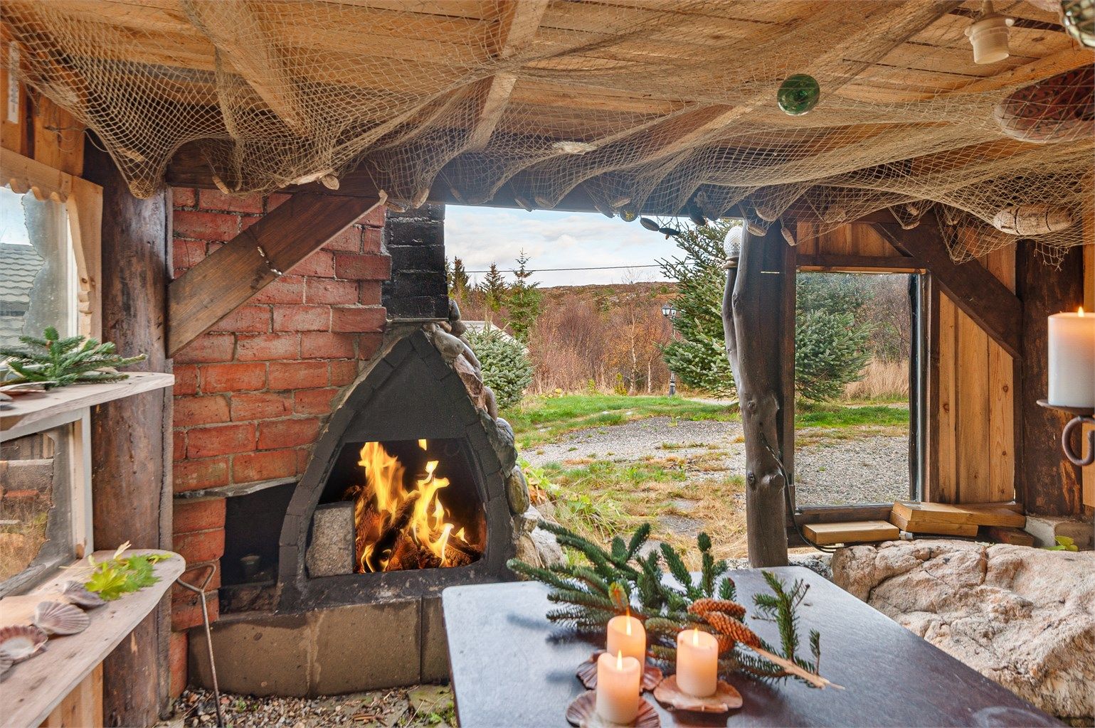 Grillhuset med egen vedovn - et perfekt sted å samle venner og familie på sene sommerkvelder!