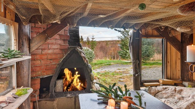 Grillhuset med egen vedovn - et perfekt sted å samle venner og familie på sene sommerkvelder!