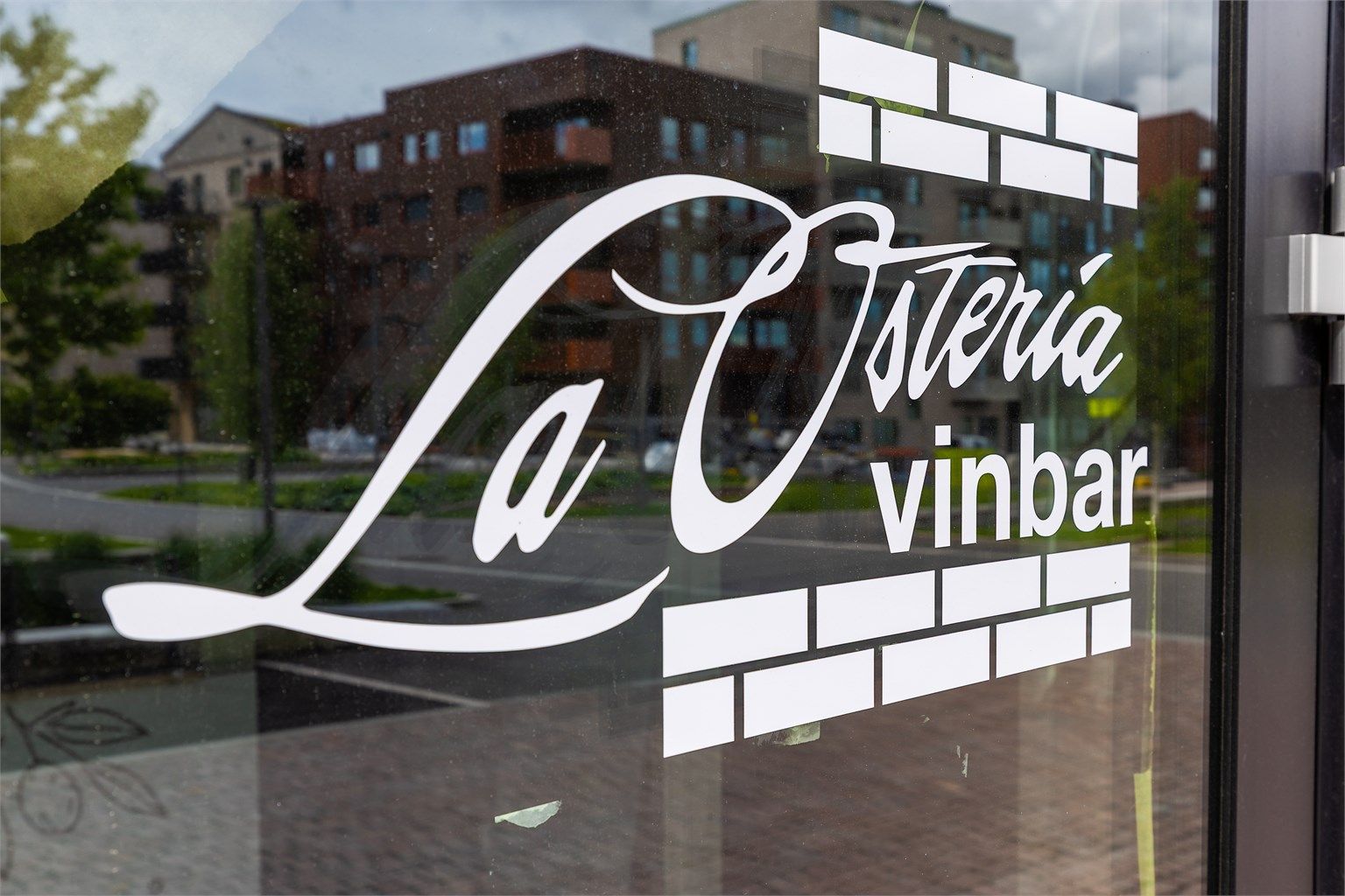 La Osteria Vinbar og andre kafeer og restauranter ligger rett i nærheten.