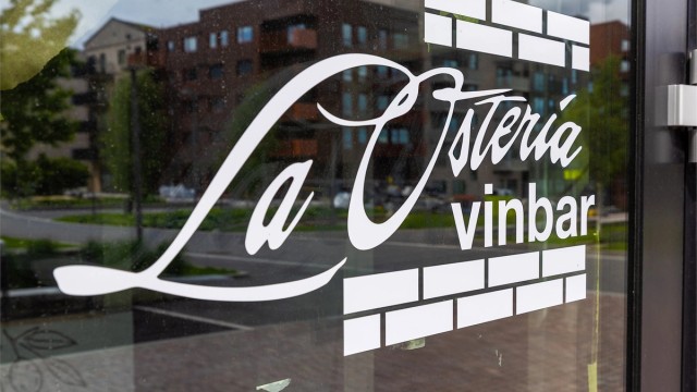 La Osteria Vinbar og andre kafeer og restauranter ligger rett i nærheten.