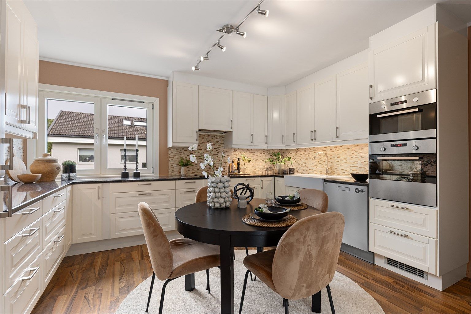 Stort kjøkken som byr på rikelig med både skap- og benkeplass