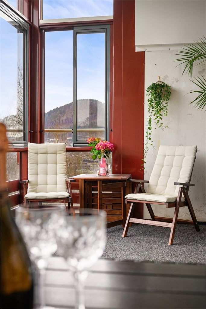 Rekkverket i glass og metall har en betryggende høyde på 124 cm.