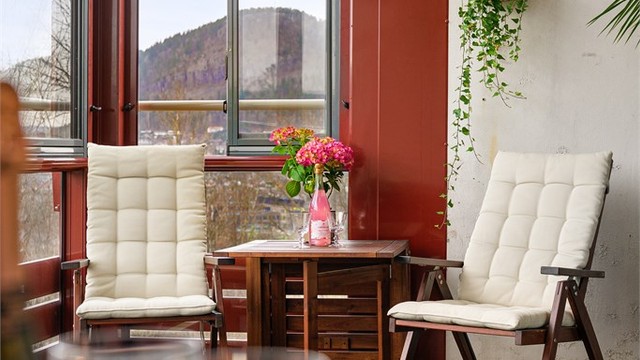 Rekkverket i glass og metall har en betryggende høyde på 124 cm.