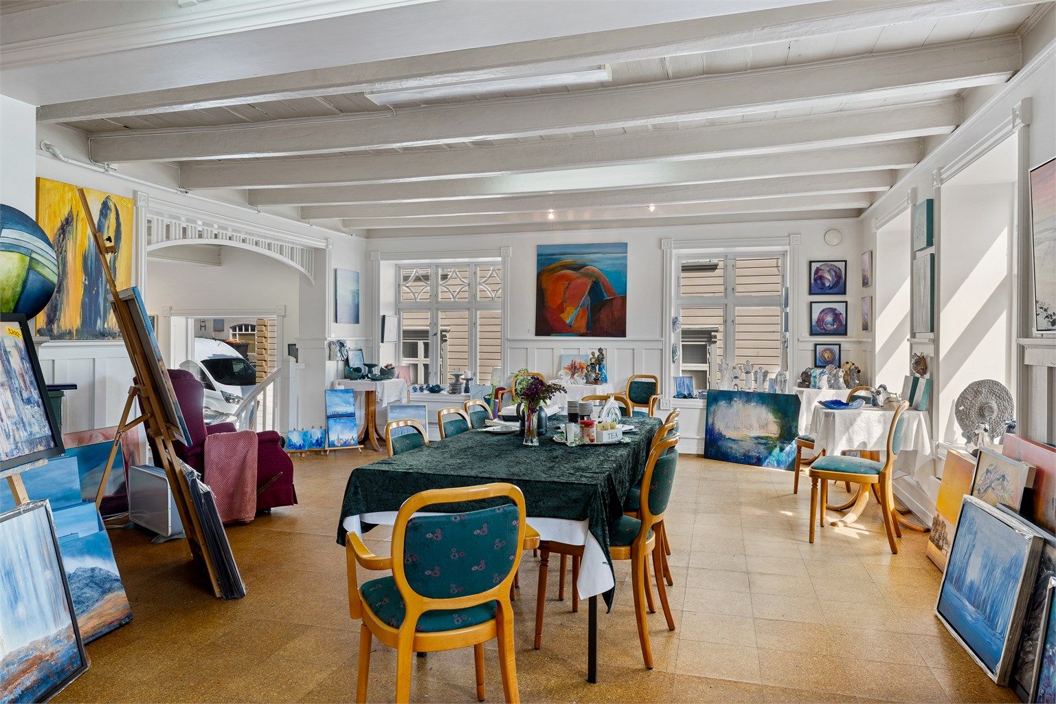 Her har det gjennom årtider vært servert wienerbrød, kanelstenger og andre bakervarer, men i dag leies lokalene ut til en kunstnergruppe som har galleri her.