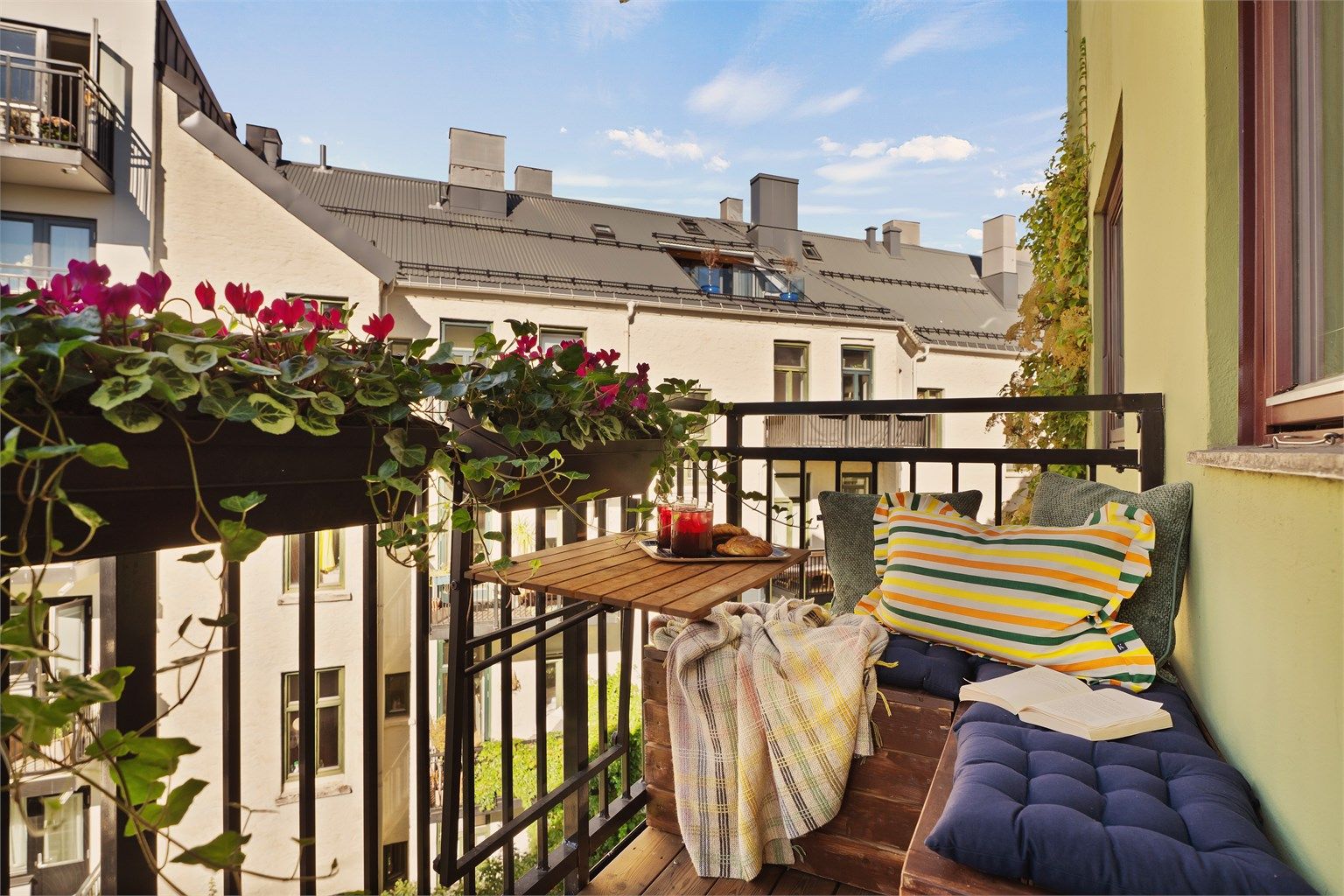 Øvrefoss er en gate for de som ønsker et stille bomiljø, samtidig som man her likevel har tilgang til storbyens pulserende liv. Fra soverommet har du tilgang til en solrik nordvest-vendt balkong som vender mot rolig bakgård.