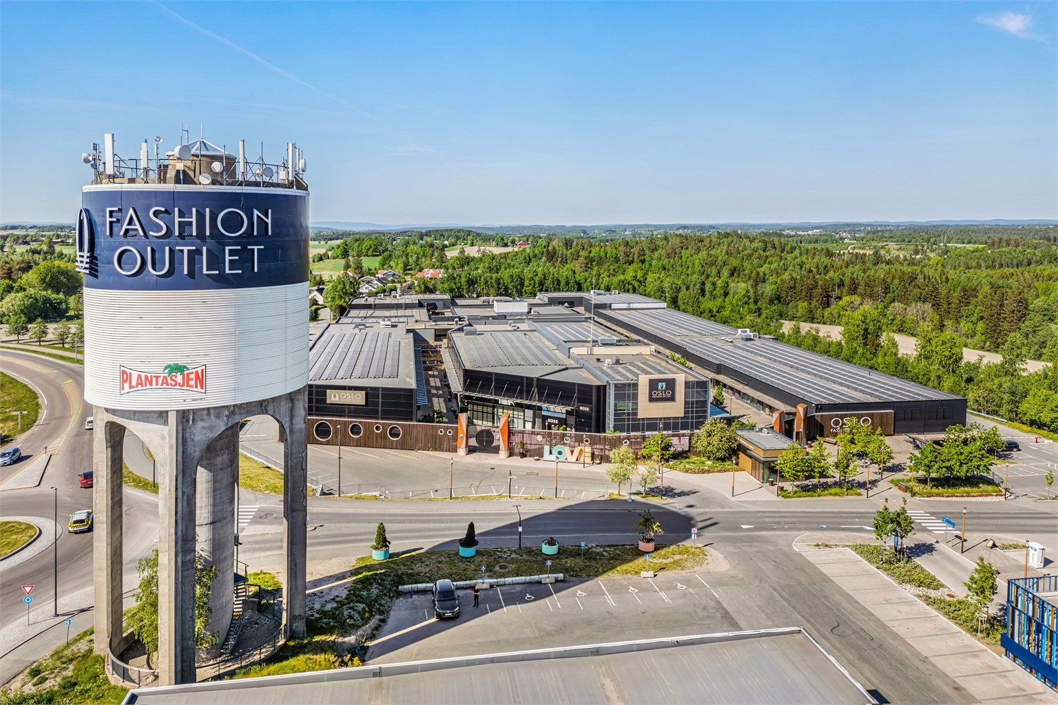 Oslo Fashion Outlet ligger i gangavstand og er en populær shoppingdestinasjon.