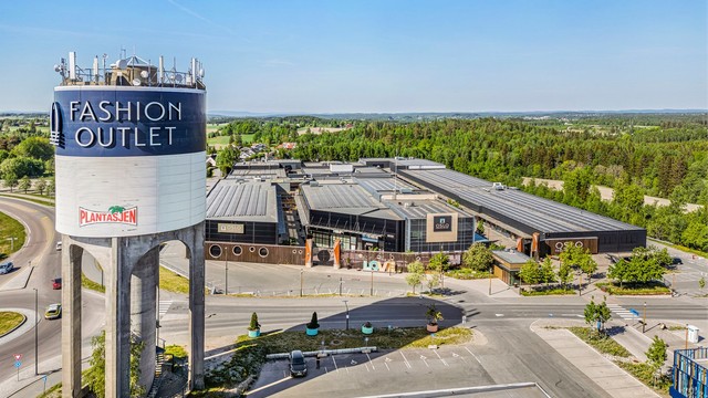 Oslo Fashion Outlet ligger i gangavstand og er en populær shoppingdestinasjon.