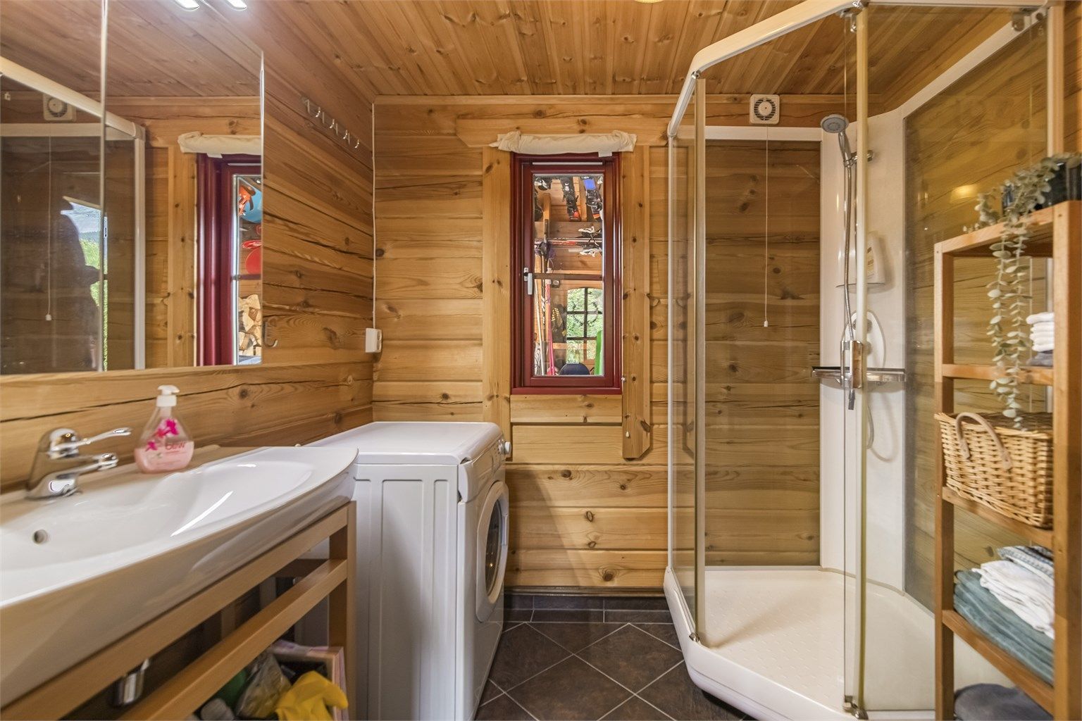 Badet er utstyrt med dusjkabinett og har opplegg for vaskemaskin.