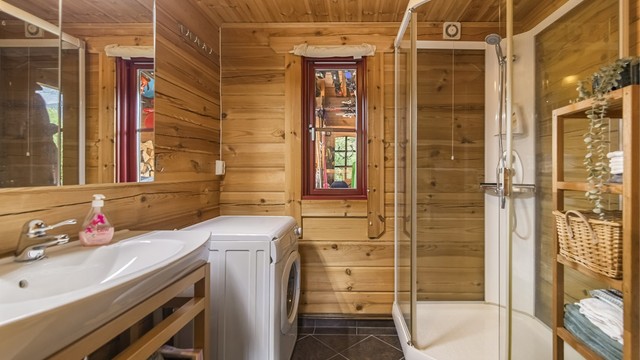 Badet er utstyrt med dusjkabinett og har opplegg for vaskemaskin.