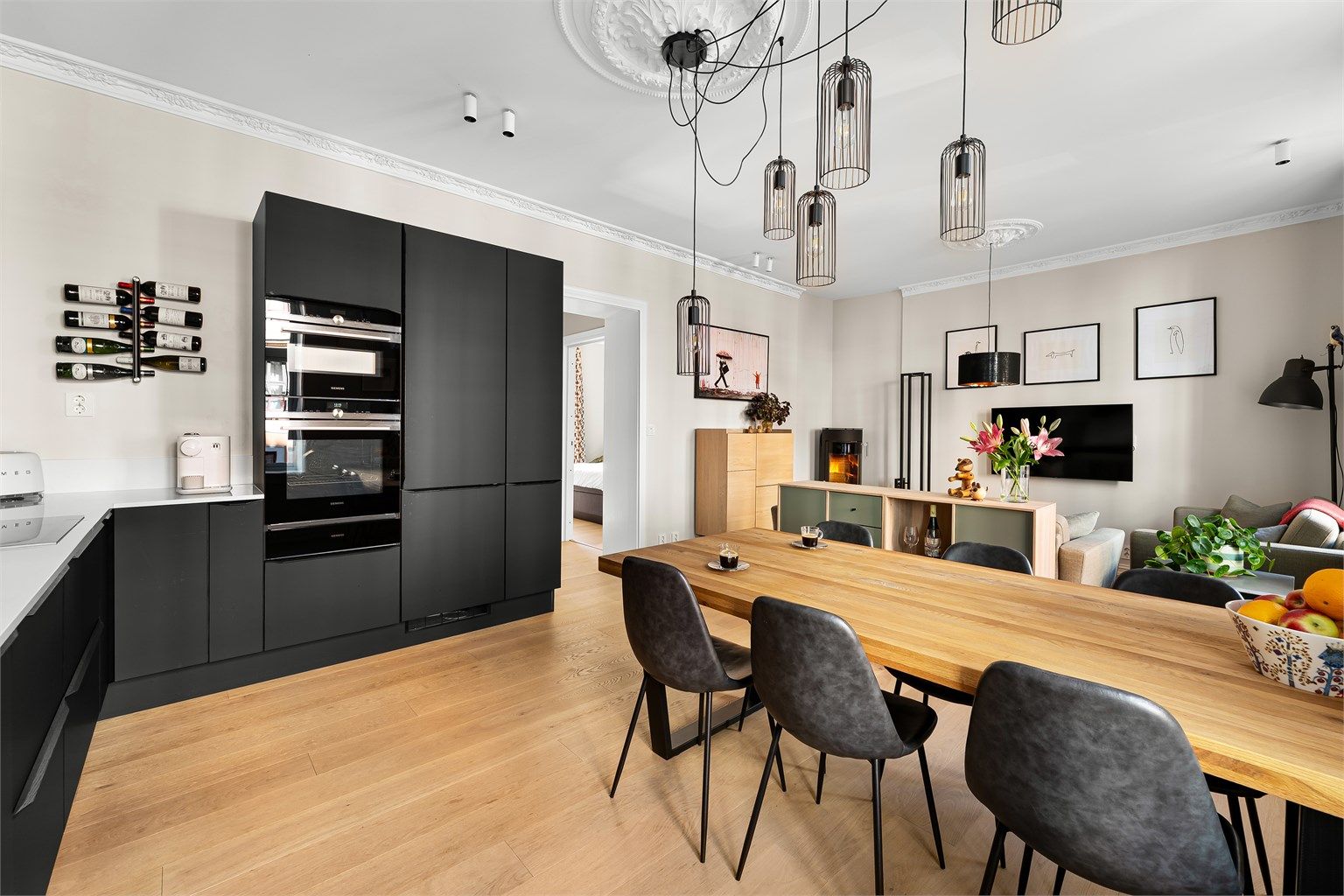 Lekker 2-roms eierleil. pusset opp i 2021- Ny peis 2025 -Balkong og soverom vendt mot rolig bakgård -Rosett, stukkatur og god takhøyde!