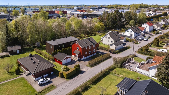Her bor du lyst og fint til i sentrale omgivelser. Boligen ligger i et meget attraktivt og populært boligområde på Lasken, med nærhet til Haukerød og Nygård. Området er veletablert og rolig, med et stort mangfold av tilbud innen kort avstand.