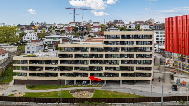Nyere og meget flott leilighet beliggende i 2.etg fra østsiden og 1. etg fra inngangsparti.
To takterrasser på bygget og bod i u.etg. Sykkelparkering.