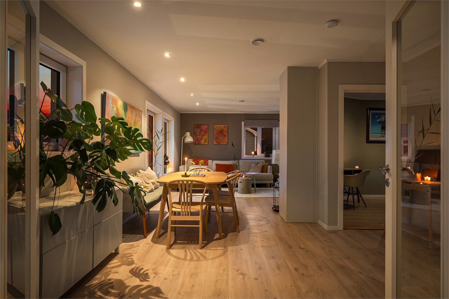 Leiligheten har en effektiv romløsning og moderne standard etter renovering i 2016.