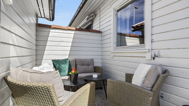 Eiendommen har en sentral beliggenhet i et etablert og barnevennlig nabolag på Blakstadheia.