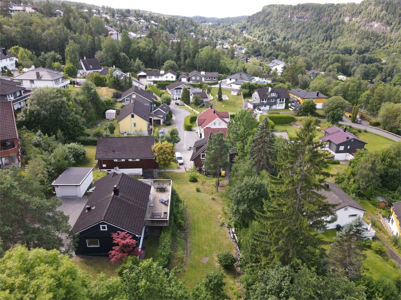 Omgitt av grøntarealer med gode turmuligheter i nærområdet.