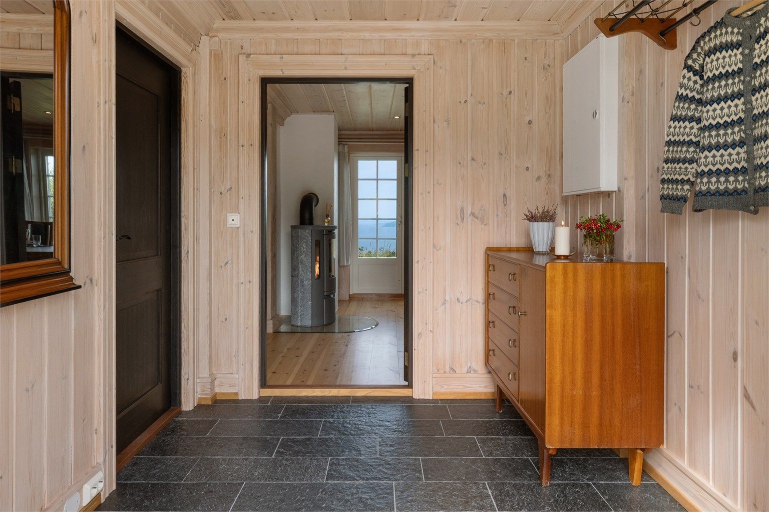 I tilknytning til entréen finnes et praktisk teknisk rom med utslagsvask og opplegg for vaskemaskin.