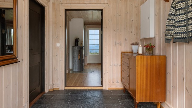 I tilknytning til entréen finnes et praktisk teknisk rom med utslagsvask og opplegg for vaskemaskin.