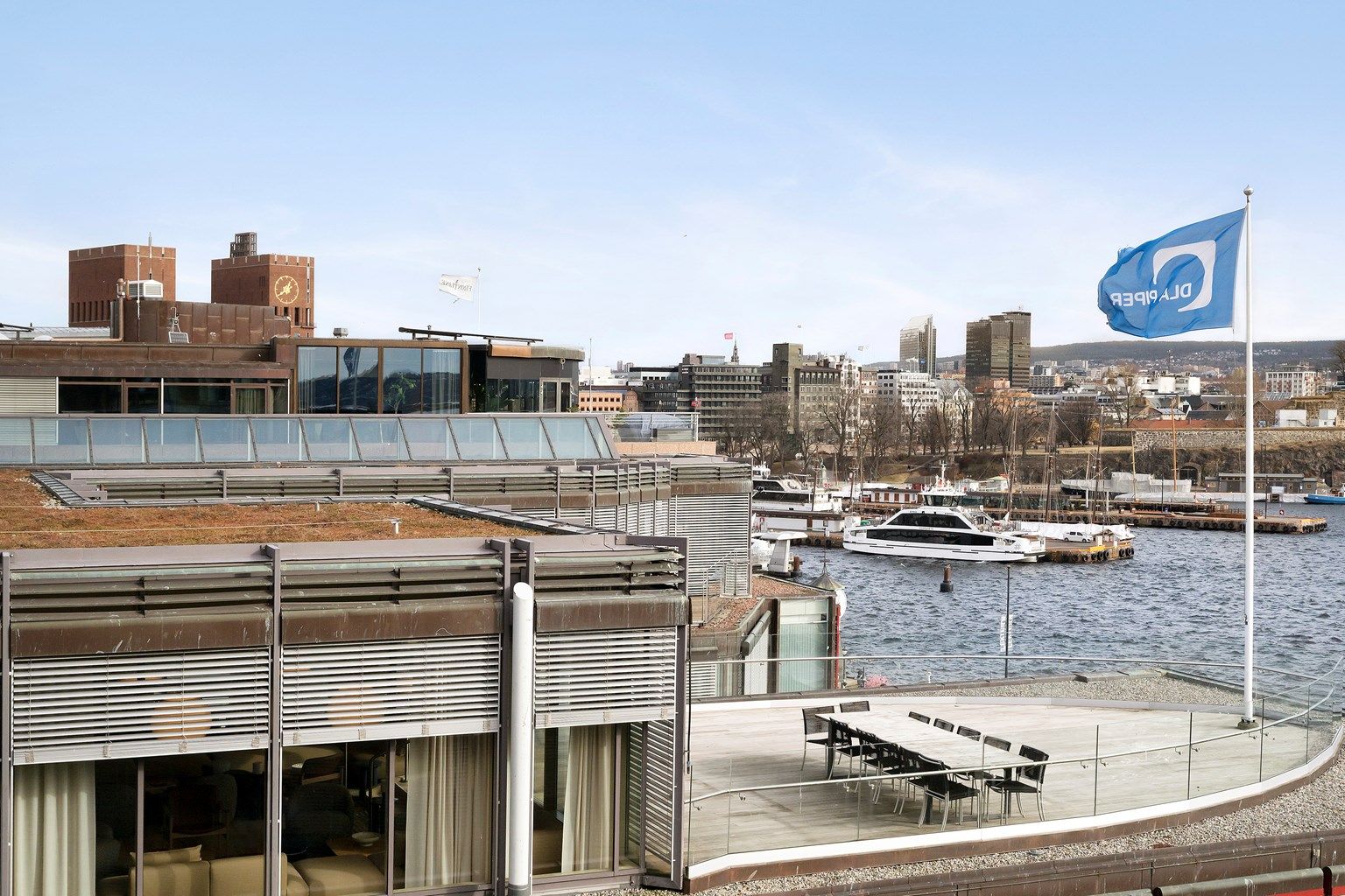 Gjennomgående utsiktsleilighet i 7 etg. med utsikt mot fjorden, havnen, rådhusklokken og Akershus festning.