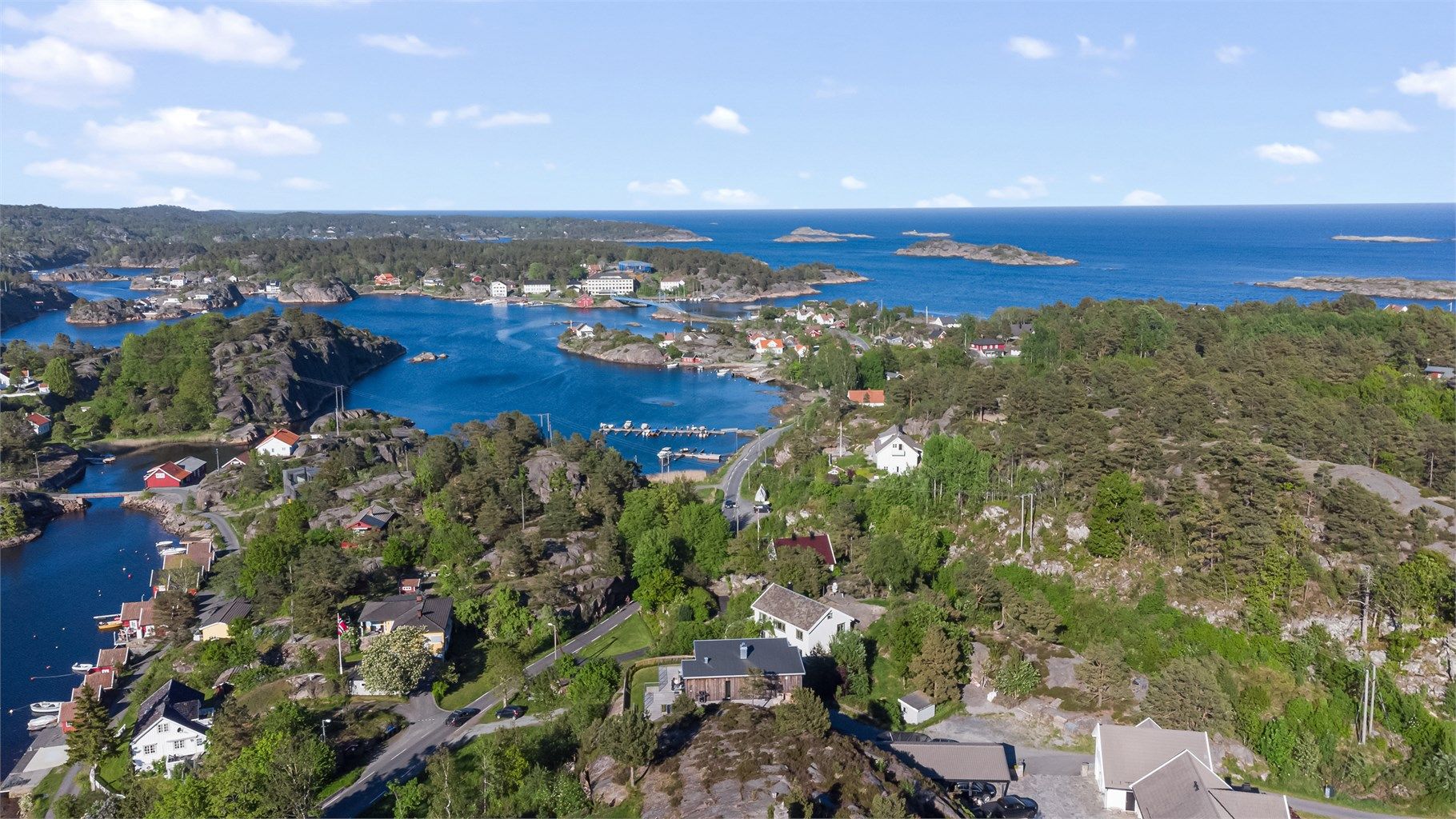 Det er ca. 300 meter til Einersvika badestrand hvor det er badstu, selskapslokale, sandvolleyballbane og ballbinge blant annet.