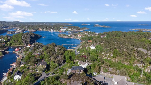 Det er ca. 300 meter til Einersvika badestrand hvor det er badstu, selskapslokale, sandvolleyballbane og ballbinge blant annet.