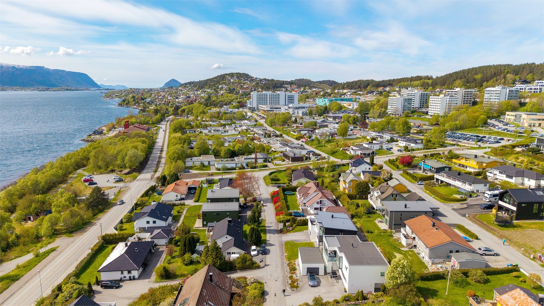 Eiendommen har en sentral beliggenhet med kort vei til sykehus, butikker, skoler og barnehager
