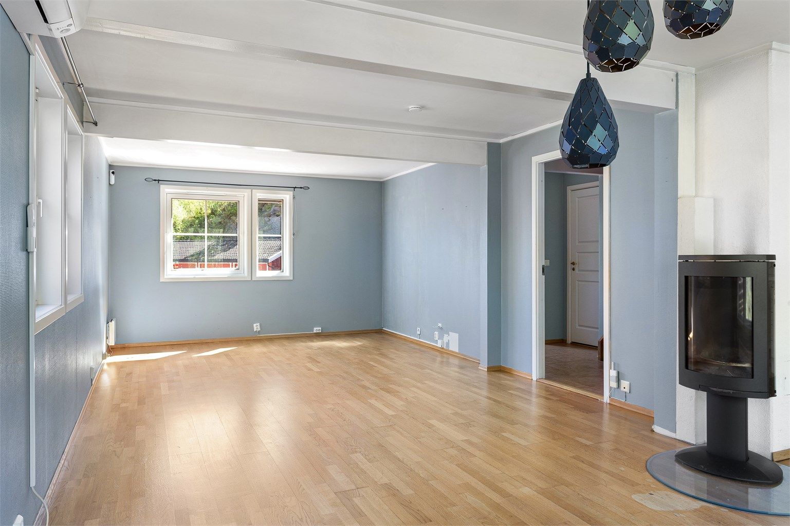 En peisovn med glassdør i stuen sørger for ekstra varme og hygge på kalde dager.