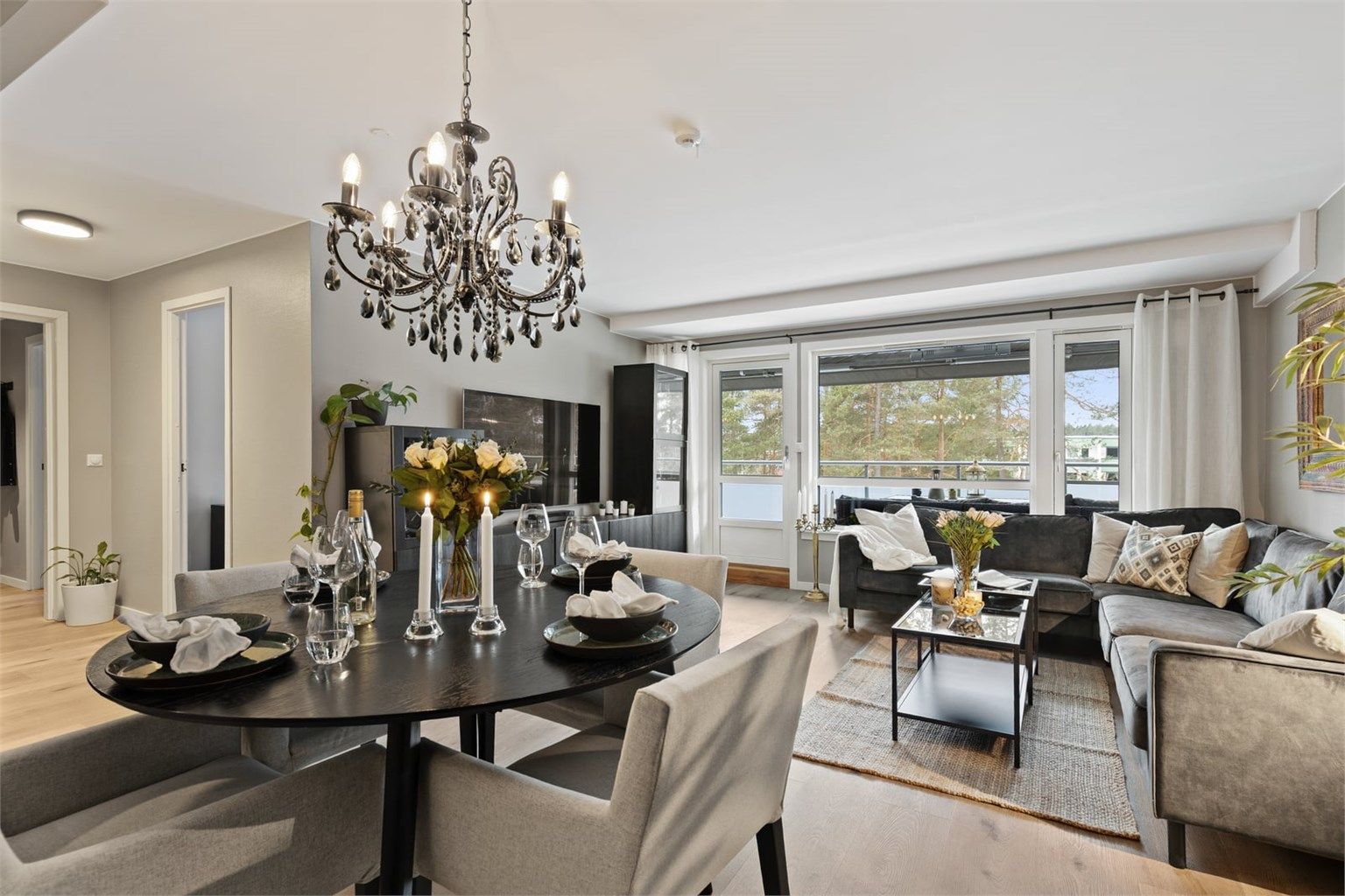 Stuen og kjøkkenet er holdt i en åpen løsning og er et sosialt samlingspunkt. Nye vinduer og balkongdør fra 2024 gir rikelig med lysinnslipp og skaper en åpen løsning. 